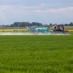 Le COVID ne justifie pas d’épandre des pesticides au ras des habitations 9 ONG saisissent la justice en urgence pour stopper les dérogations aux distances d’épandage