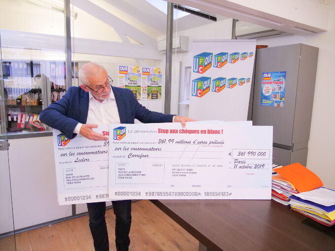Alain Bazot avec les chèques en blanc destinés aux enseignes de la grande distribution