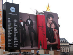 L’Opéra Garnier recouvert d’une bâche publicitaire.