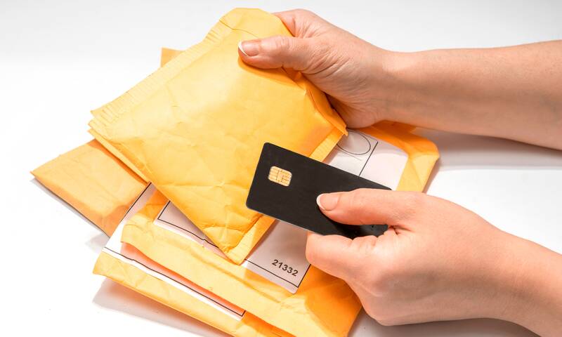 Arnaque au QR code De fausses cartes bancaires dans vos boîtes aux lettres