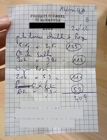 Une simple feuille et un coup de tampon en guise de facture. Image