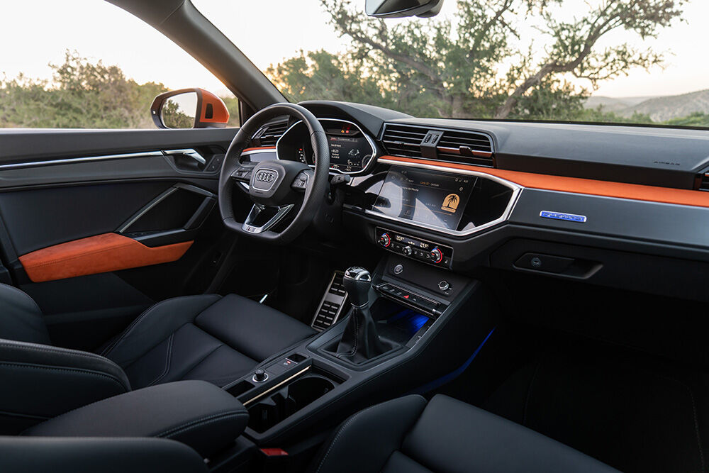 Audi Q3 - Les inserts en alcantara orange égaient sensiblement l'habitacle.