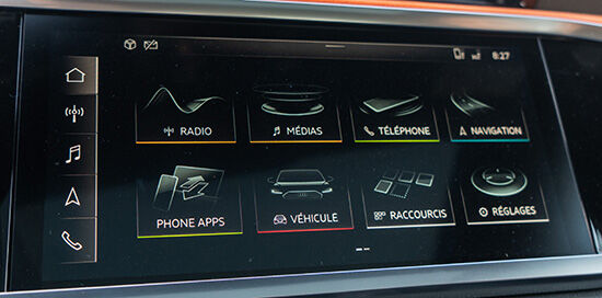 Audi Q3 - L'écran central de 10 pouces s’avère très lisible.