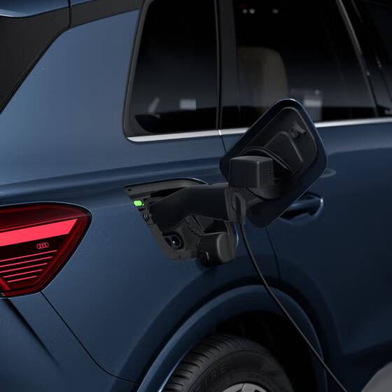 La prise de recharge bidirectionnelle se transforme en prise extérieure pour alimenter d’autres appareils. La prise de recharge bidirectionnelle se transforme en prise extérieure pour alimenter d’autres appareils.