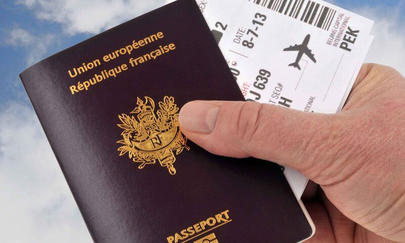 Avion Jouet Et Passeport Avec Billets Sur La Carte Du Monde Mise à Plat  Espace Pour Le Texte