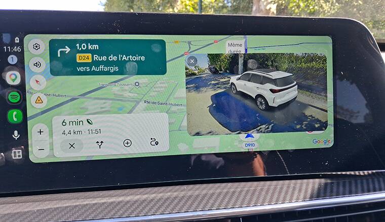 La carte de navigation peut être partiellement cachée par l'affichage des caméras.