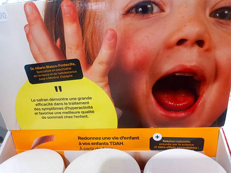 Dans une pharmacie, présentoir du Zenkids au safran, un complément alimentaire de la marque Naali. Avec des allégations telles que « Redonnez une vie d’enfant à vos enfants TDAH ». Image