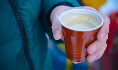 Des millions de microplastiques dans les gobelets jetables