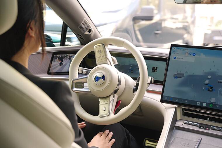 Conduire une voiture autonome, c’est aussi s’habituer à conduire sans les mains. Image