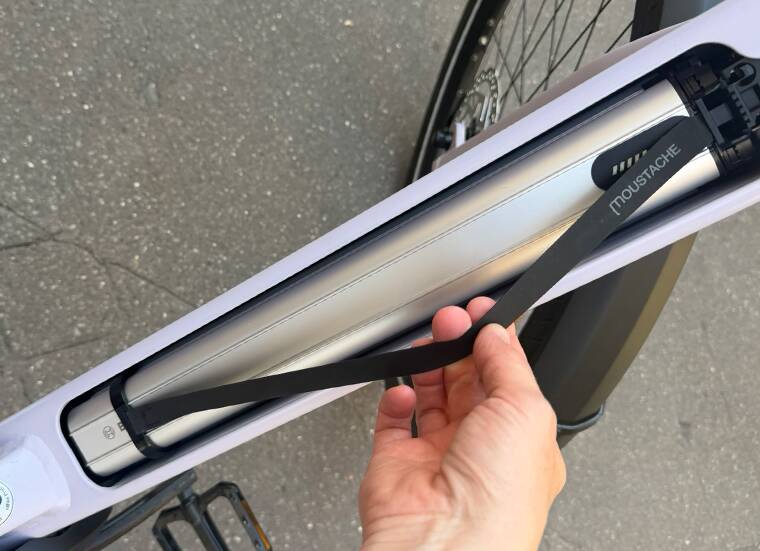 À peine plus de 2 kg et une sangle : la batterie est facile à transporter. Un point important en ville.