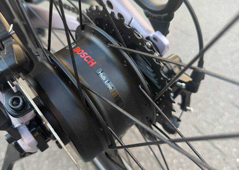 Le Lundi 27 est le premier vélo Moustache équipé du nouveau moteur de Bosch, le Hub Line, intégré à la roue arrière.