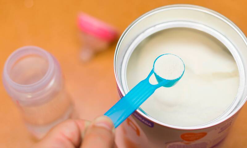 Rappels de laits infantiles À l’origine de la contamination, une bactérie très fréquente