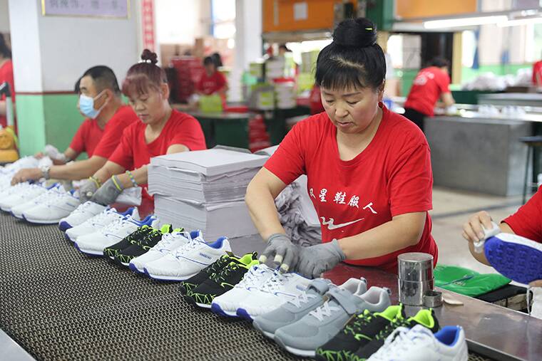 Dans une usine chinoise de fabrication de chaussures de running. Image