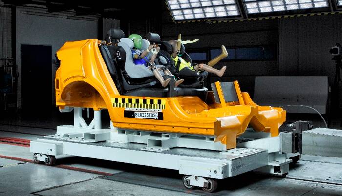 Coque de Kia Sportage installée sur le banc d’essai en choc frontal.