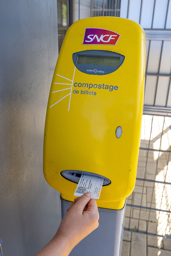 Borne de compostage billet SNCF