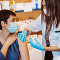 Vaccination •
Infirmières, sages-femmes et pharmaciens autorisés à vacciner