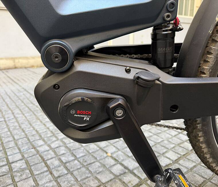 Le pivot de jonction des deux parties du cadre et la suspension centrale avalent les défauts des chaussées et chemins. Image