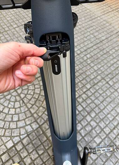 La batterie Bosch Powertube 600 Wh est désormais équipée d’une petite lanière qui sécurise les manipulations. Image