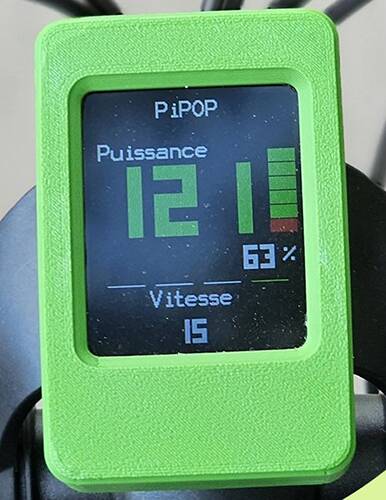 En montée, le cadran indique en rouge la puissance consommée, le stock d’énergie restant et la vitesse. Image