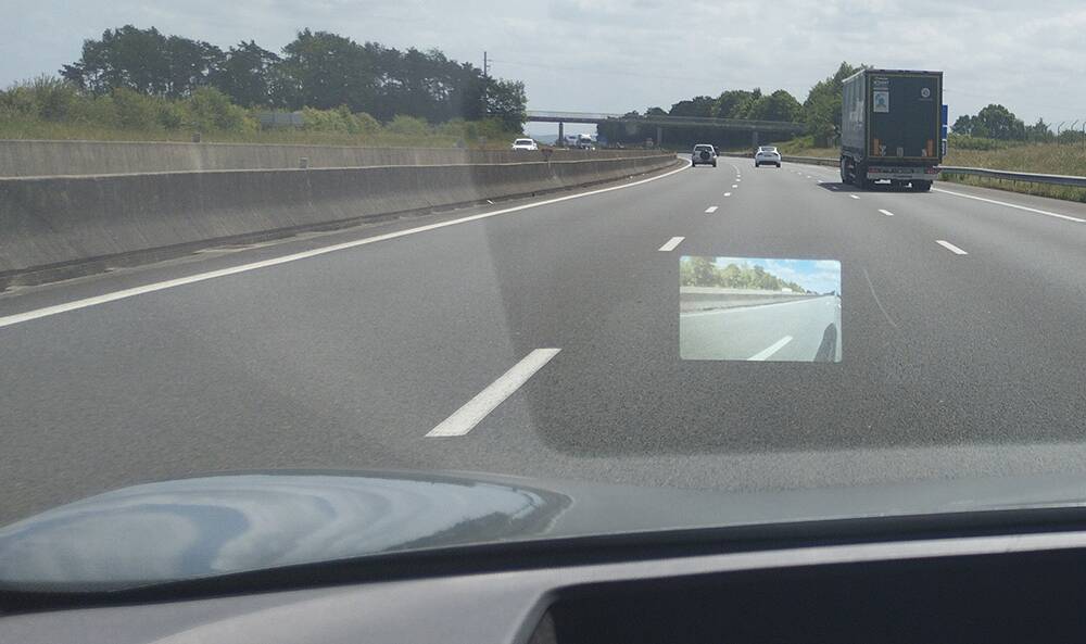 Pratique, l'image du rétroviseur extérieur est projetée dans l'affichage tête haute. Pratique, l'image du rétroviseur extérieur est projetée dans l'affichage tête haute.