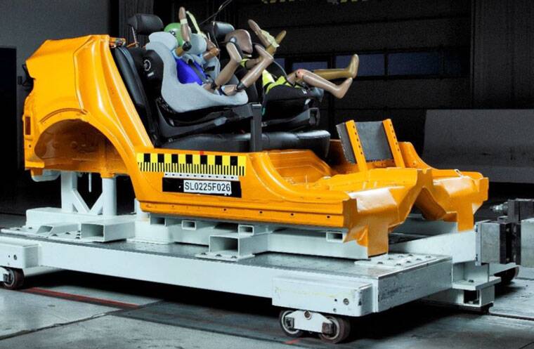 Banc d’essai pour le choc frontal, dans une structure de Kia Sportage. Essais en choc frontal