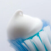Dentifrices sans fluor de synthèse