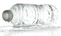 Eau en bouteilles ou du robinet Faut-il s’inquiéter des microplastiques ?