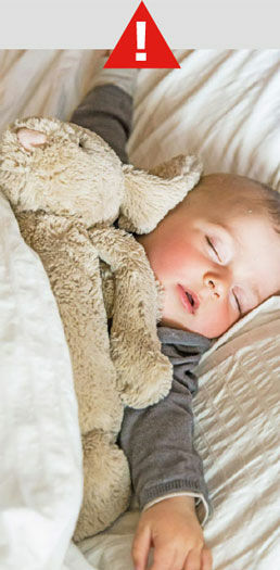 Tête plate du nourrisson : Si on couche les bébés sur le côté, le nombre  de morts subites risque d'augmenter - France Bleu