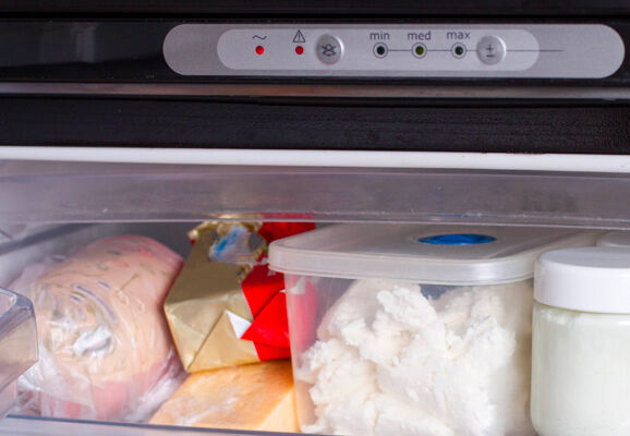 Visuel conseil refrigerateur duree conservation beurre congelateur AdobeStock 372778789