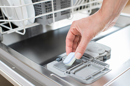 Est-il vrai que le lave-vaisselle utilise moins d'eau que le lavage à la  main?