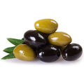 Des olives vertes teintes en noir