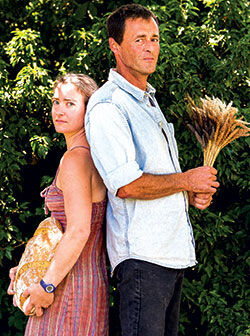 Chez Lili et Christophe Moyses, en Alsace, le pain provient de variétés de blé qu’ils ont sélectionnées, cultivées sans labour et en bio sur 54 hectares. Lili et Christophe Moyses