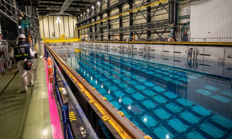 Nucléaire À La Hague, des piscines pleines de déchets nucléaires Nucléaire À La Hague, des piscines pleines de déchets nucléaires