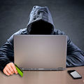 Piratage •
Nos cartes bancaires sous le feu des attaques
