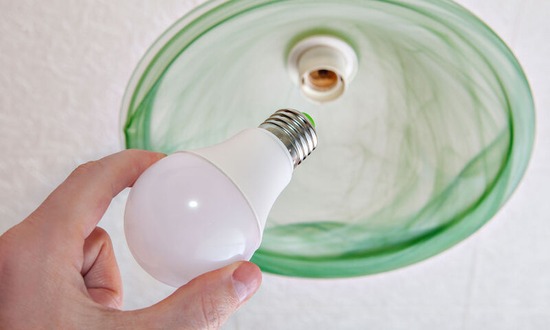 Les ampoules basse consommation sont remplacées par les LED. Comment les  choisir ?