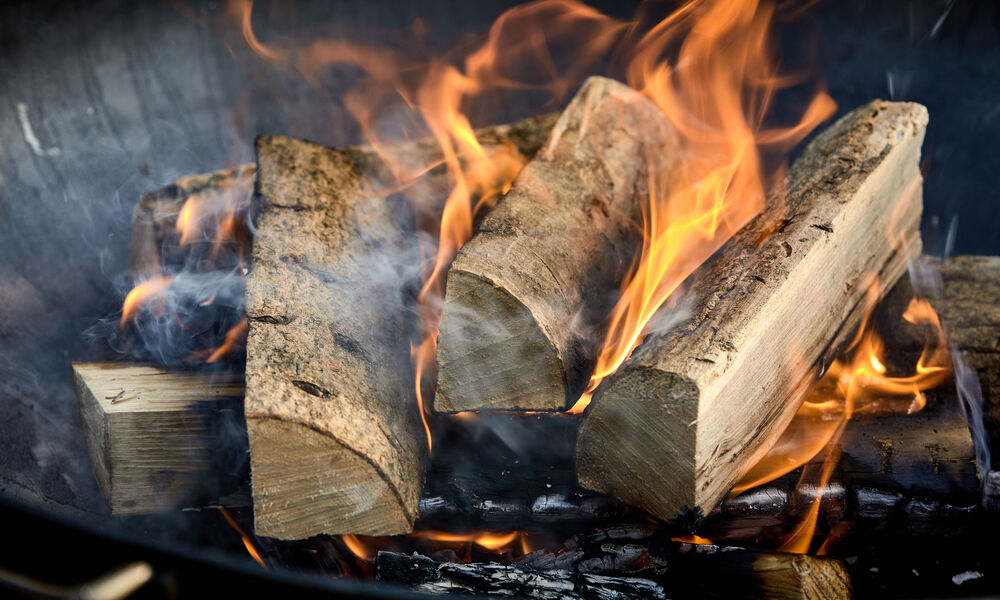Les Braises Brûlent Vers Le Bas Dans Un Feu De Bois Photo stock