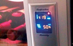 La température interne de l’armoire (ici de 19 °C) ne devrait pas dépasser 14 °C. Quant à l’hygrométrie, elle doit toujours être au-dessus de 50 %.