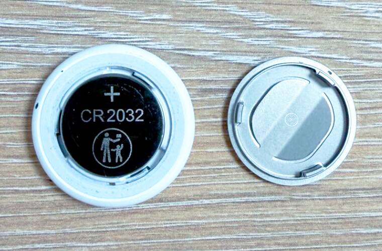 Les AirTag d’Apple fonctionnent avec une pile CR2032, d’autres modèles avec une batterie, le plus souvent rechargeable. Image